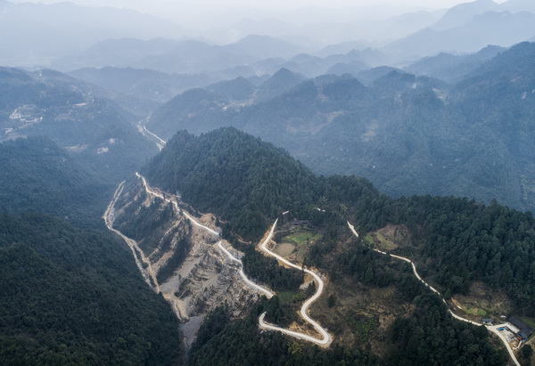 1-2019年3月12日无人机拍摄的骡马洞村通往四五组的公路。.jpg