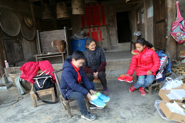 11 冬天，杨霁给孩子带来冬装及棉鞋.JPG