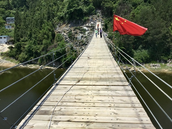 2 五星红旗在小河村竣工的铁索桥上飘扬.JPG