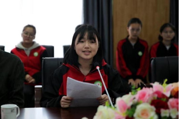 姜琴玲作为优秀学生代表在活动中发言.png