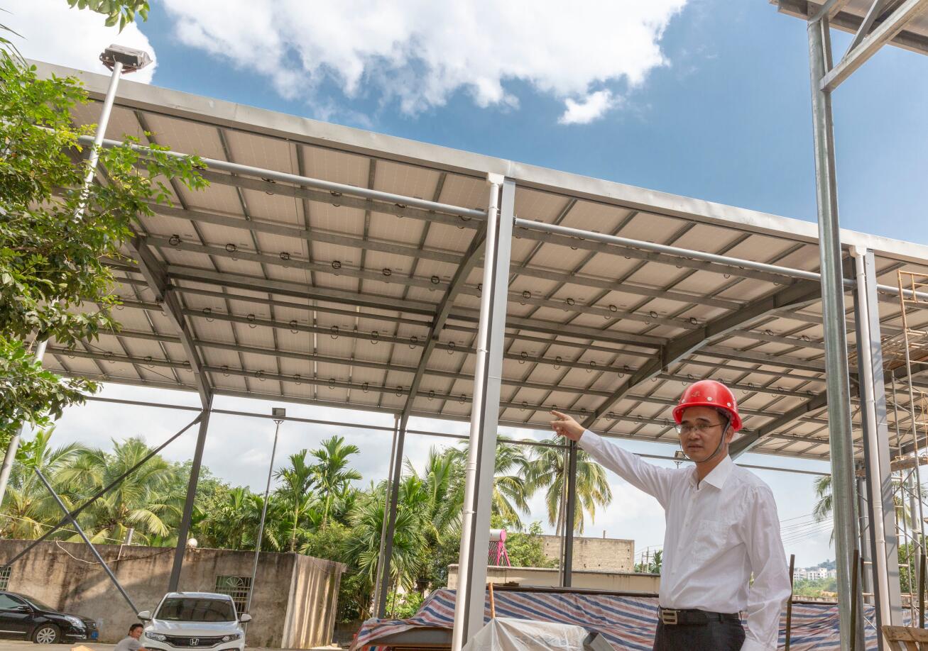 罗新增在应迈村指导光伏发电太阳能板安装工作