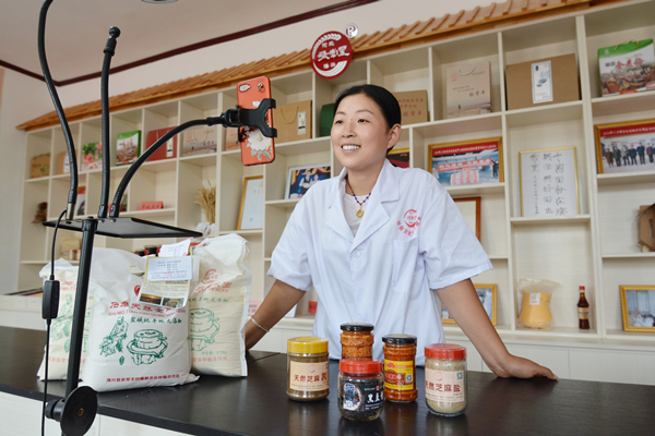 在海兴县张常丰村消费扶贫服务中心，服务人员正在进行产品销售.jpg