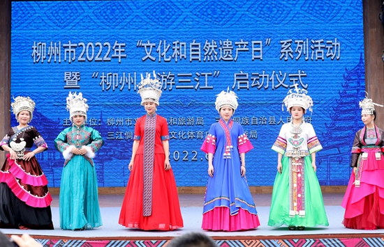 2022年6月11日，在广西三江侗族自治县月也侗寨，人们在展示侗族服饰。_proc.jpg
