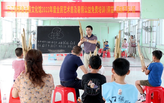 7月5日，在三江侗族自治县文化馆，一名老师在示范吹芦笙。2.jpg