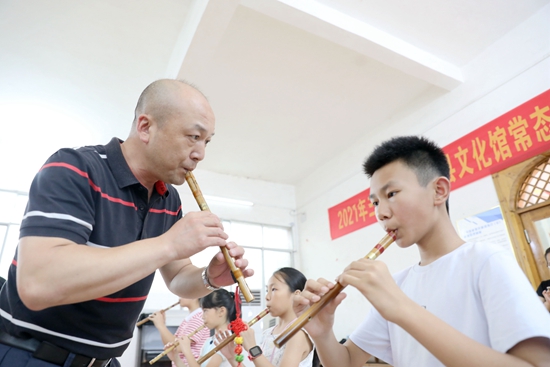 7月5日，在三江侗族自治县文化馆，一名老师在指导学生吹侗笛。1.jpg