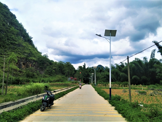 3-隆桑镇安装了太阳能路灯的进村道路_proc.jpg